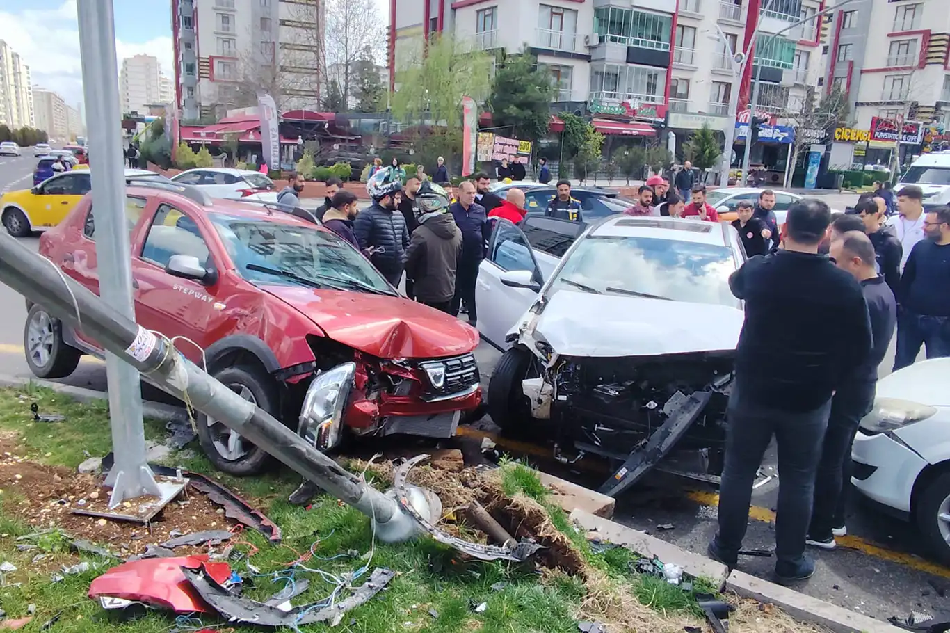 Diyarbakır'da trafik kazası: Bir hafif yaralı Diyarbakır'da trafik kazası: Bir hafif yaralı