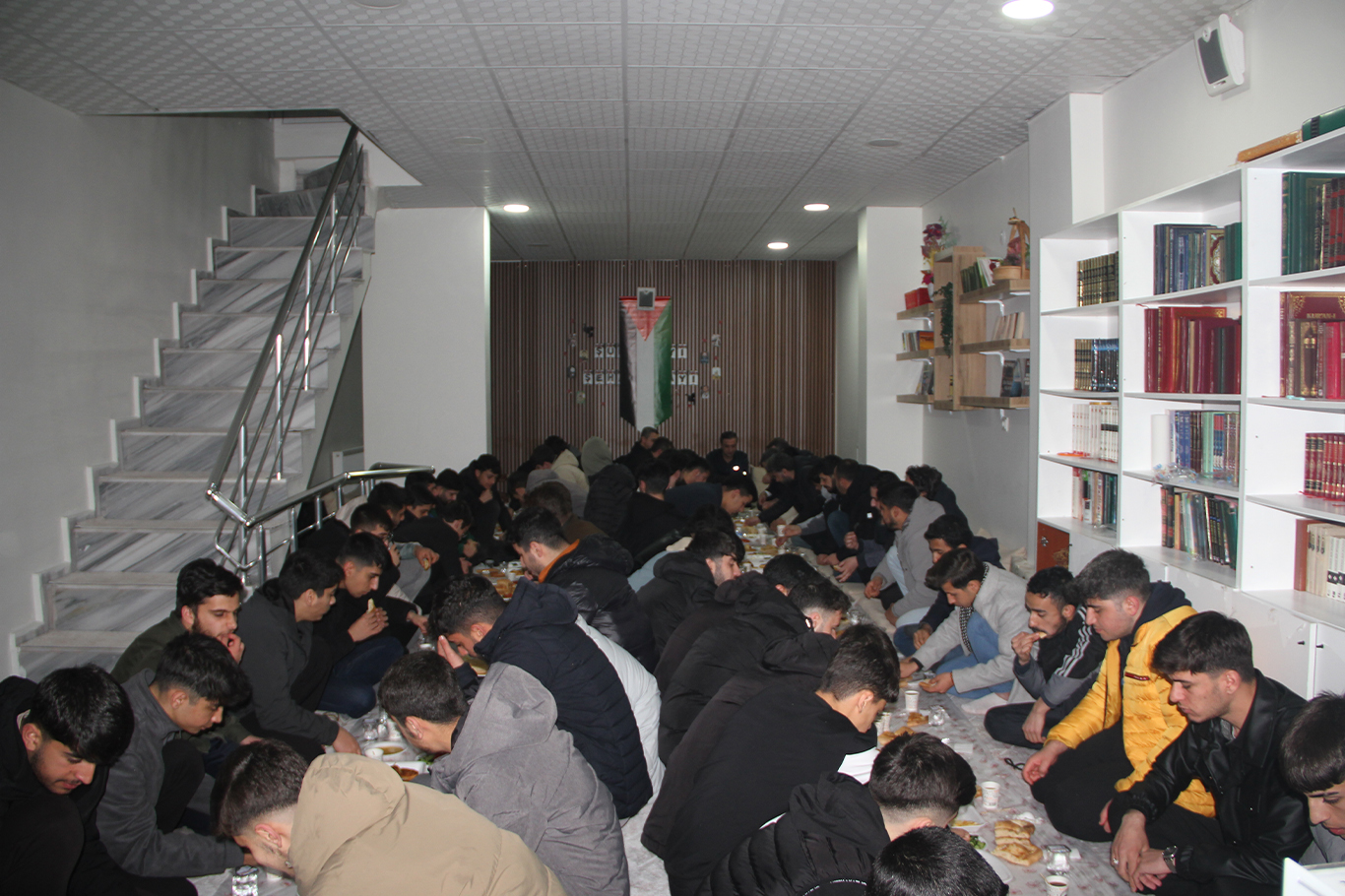 HÜDA PAR Milletvekili Ramanlı, Bingöl'de gençlerle sahurda buluştu HÜDA PAR Milletvekili Ramanlı, Bingöl'de gençlerle sahurda buluştu