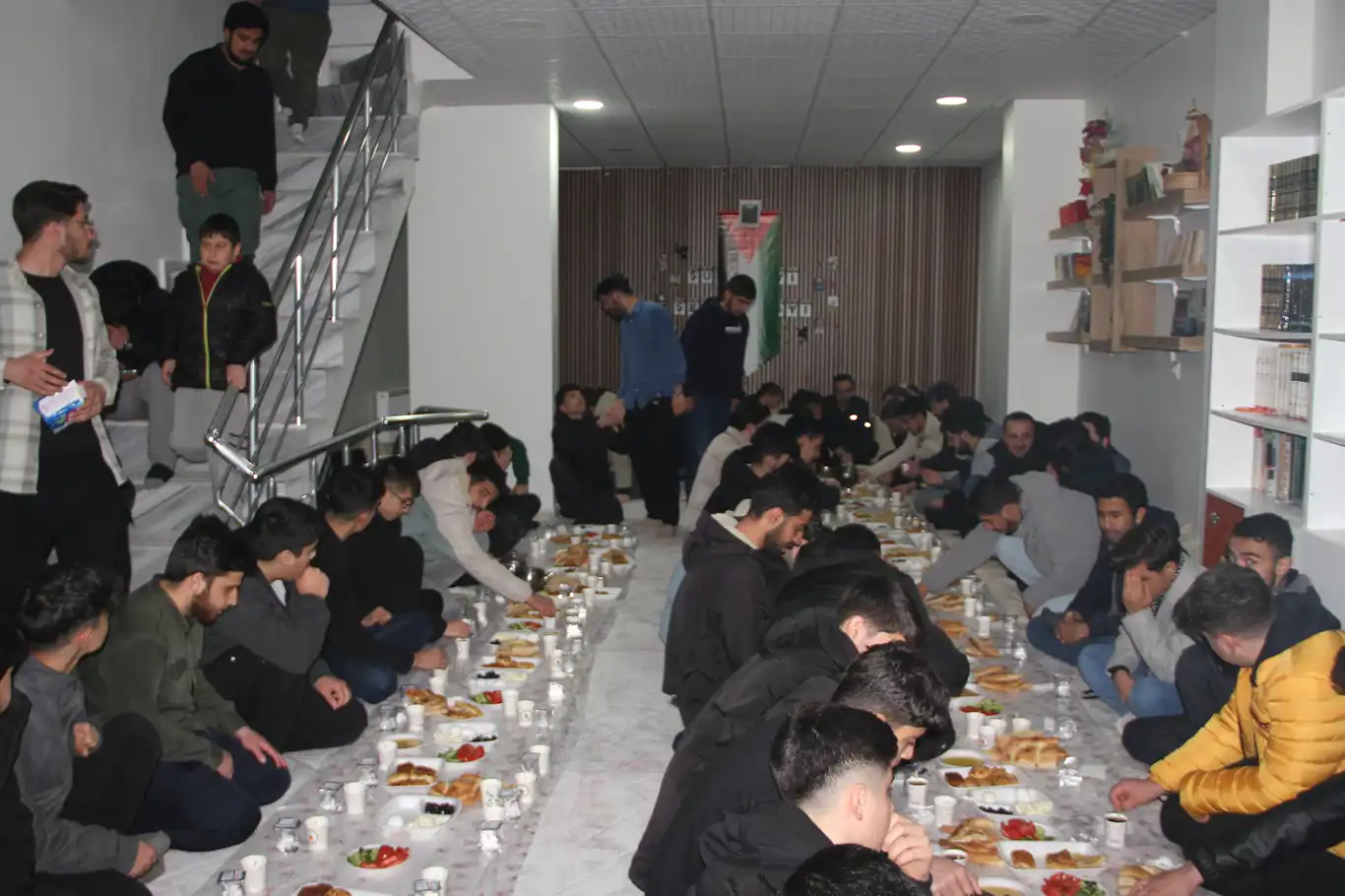 HÜDA PAR Milletvekili Ramanlı, Bingöl'de gençlerle sahurda buluştu HÜDA PAR Milletvekili Ramanlı, Bingöl'de gençlerle sahurda buluştu