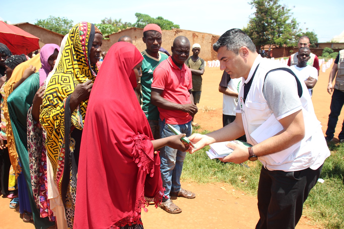 Avrupa Yetim Eli, Burundi’de ihtiyaç sahiplerine nakdi yardımda bulundu 