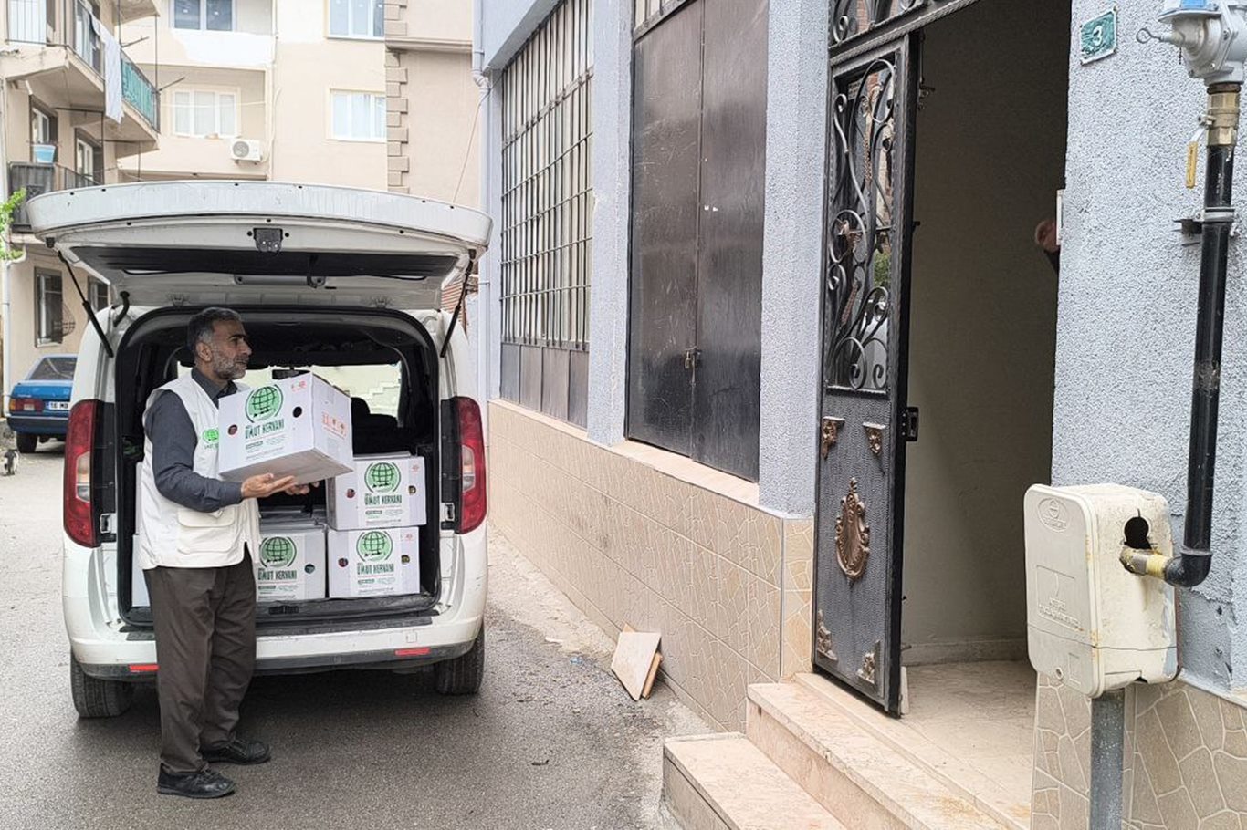 Umut Kervanı, Bursa'da "Ramazan Umut Olsun" kampanyasıyla yüzlerce ihtiyaç sahibini sevindirdi