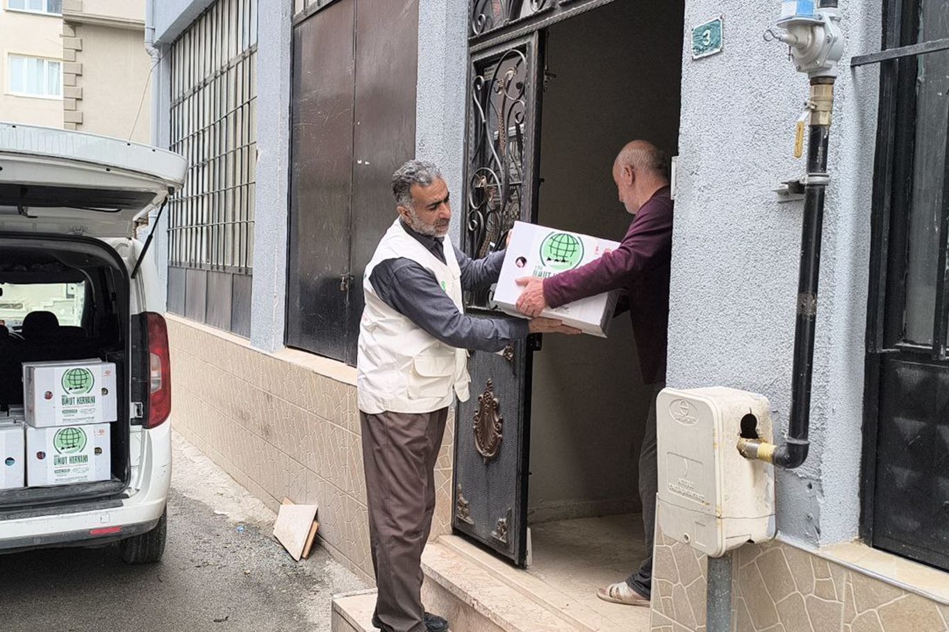 Umut Kervanı, Bursa'da "Ramazan Umut Olsun" kampanyasıyla yüzlerce ihtiyaç sahibini sevindirdi
