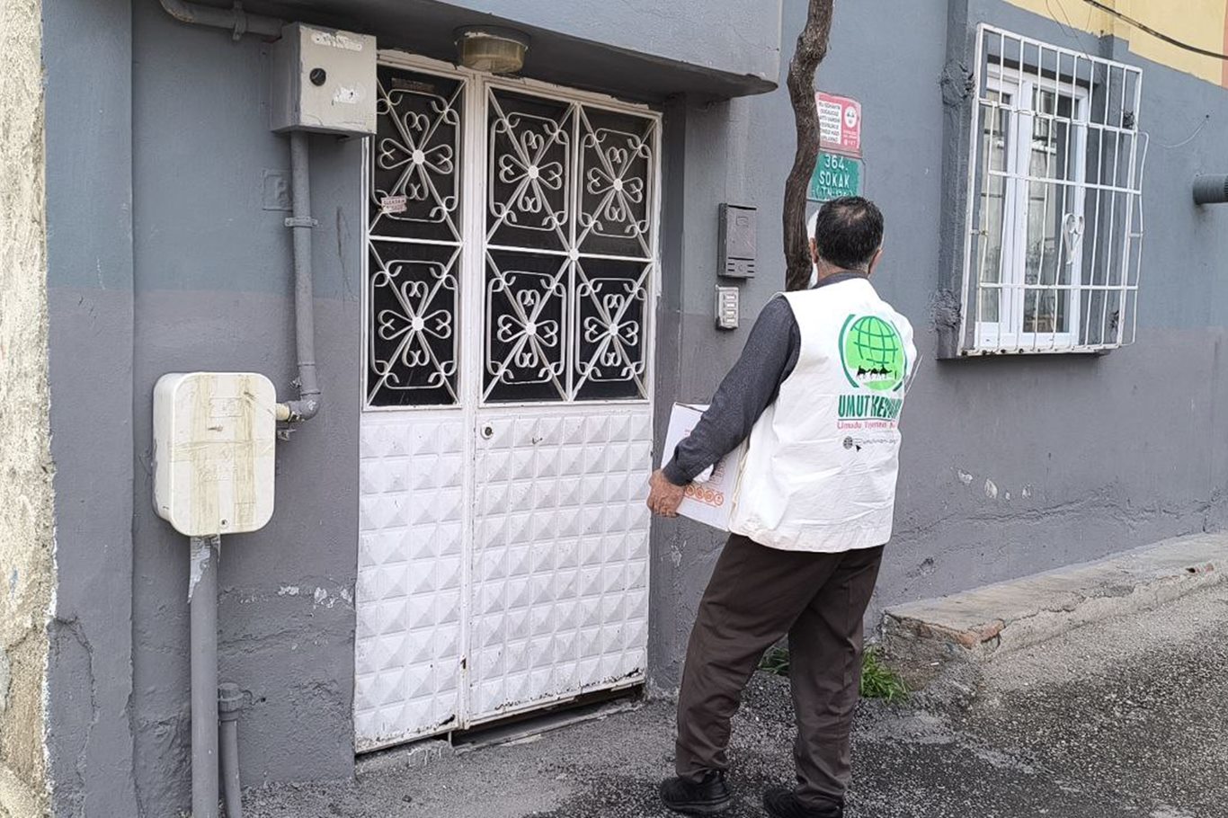 Umut Kervanı, Bursa'da "Ramazan Umut Olsun" kampanyasıyla yüzlerce ihtiyaç sahibini sevindirdi