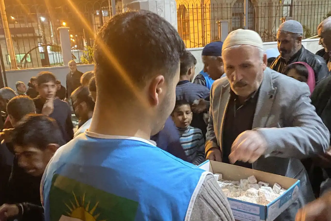 HÜDA PAR Tarsus Gençlik Kolları teravih çıkışı cami cemaatine ikramda bulundu