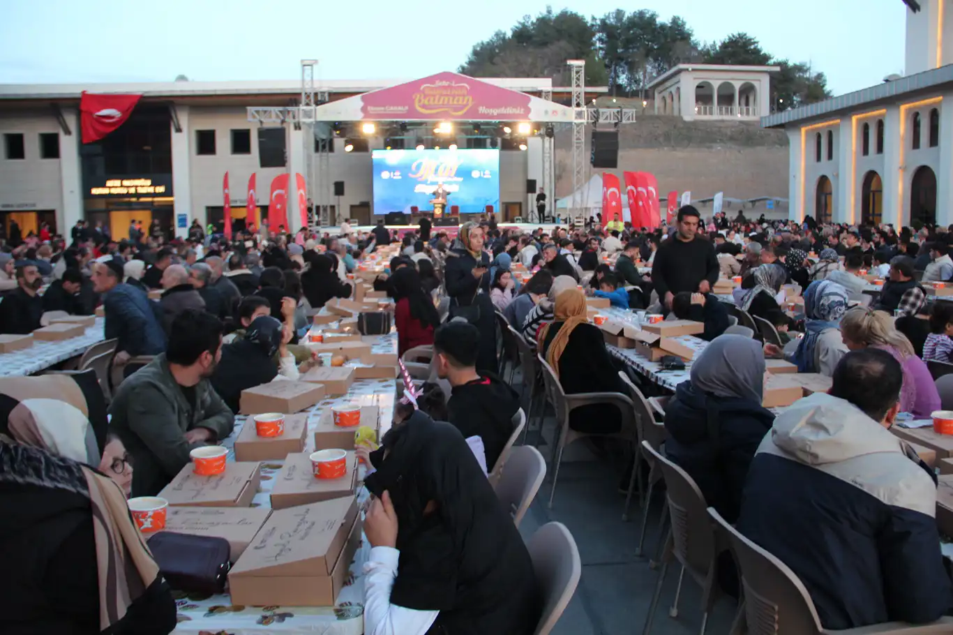 Batman'da binlerce esnaf iftar sofrasında bir araya geldi