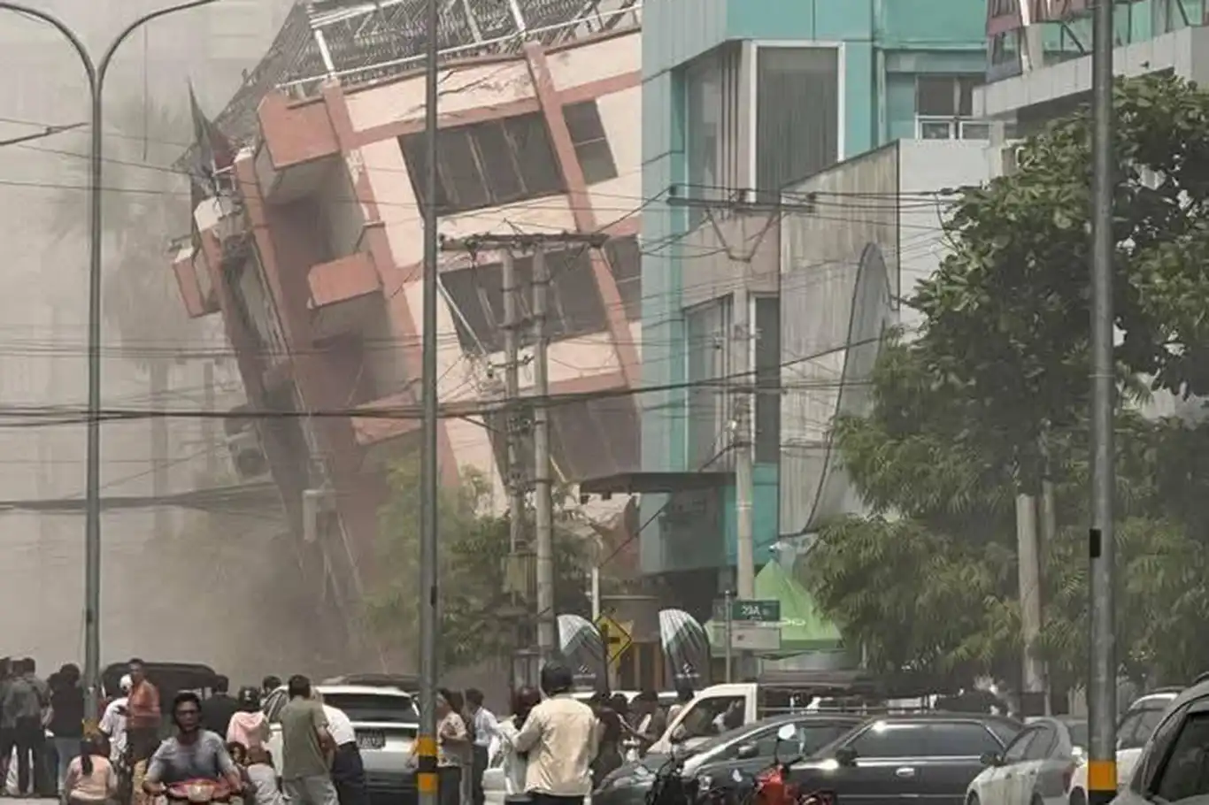 Myanmar'da 7,7 ve 6,4 büyüklüğünde iki deprem