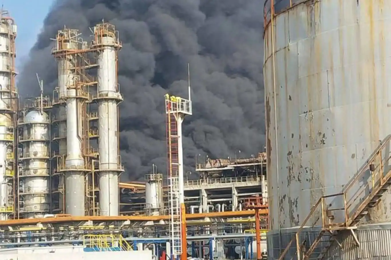 Azerbaycan'da petrol rafinerisinde yangın çıktı Azerbaycan'da petrol rafinerisinde yangın çıktı
