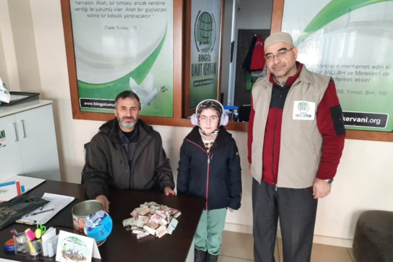 Küçük Tuana, kumbarasındaki harçlığını Gazze’ye bağışladı Küçük Tuana, kumbarasındaki harçlığını Gazze’ye bağışladı