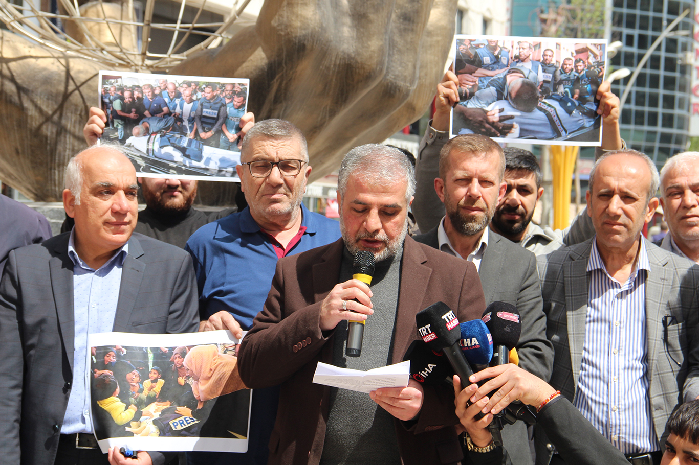 Gazeteciler, Gazze'de meslektaşlarının katledilmesini protesto ettiler