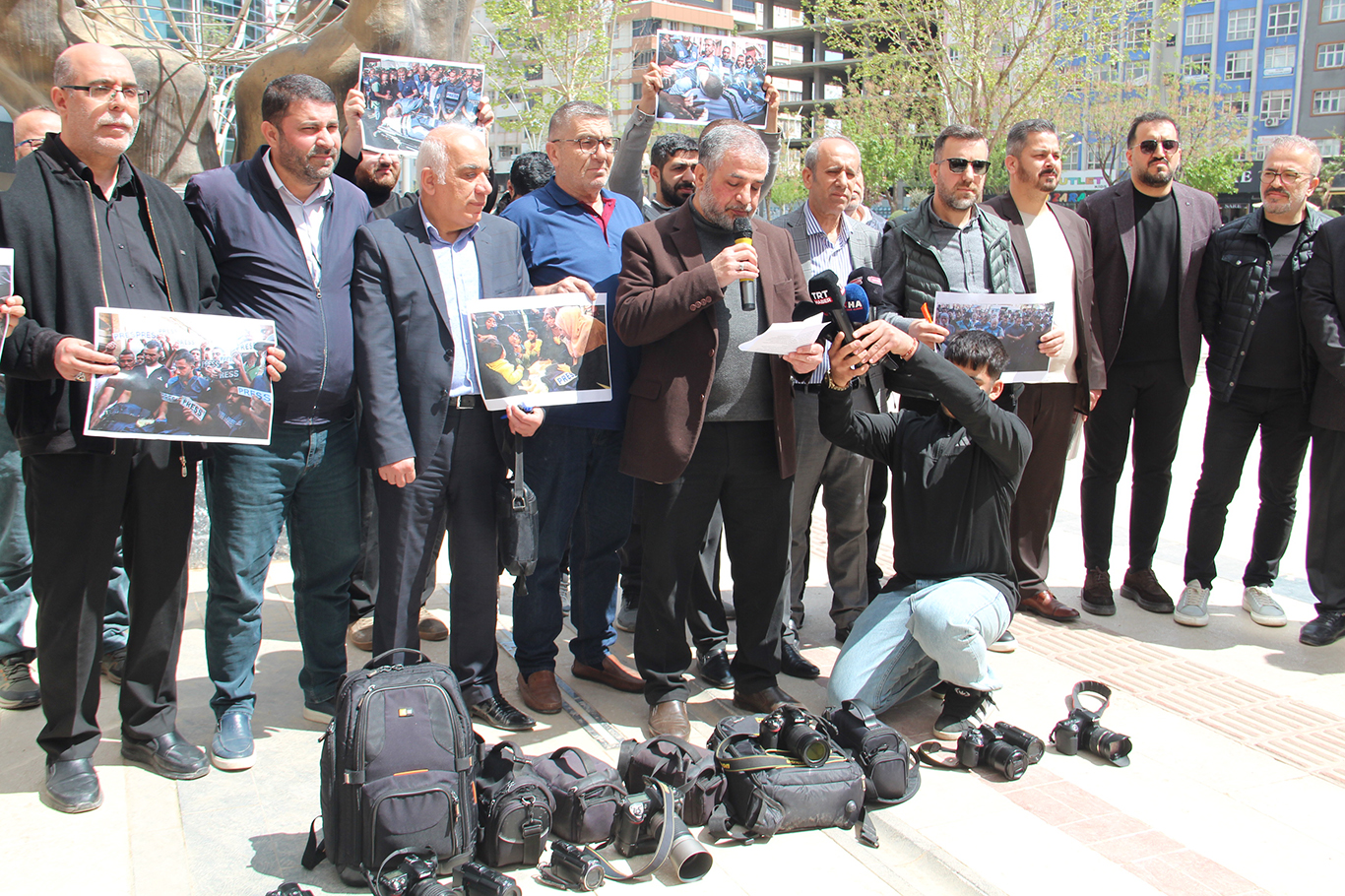 Gazeteciler, Gazze'de meslektaşlarının katledilmesini protesto ettiler