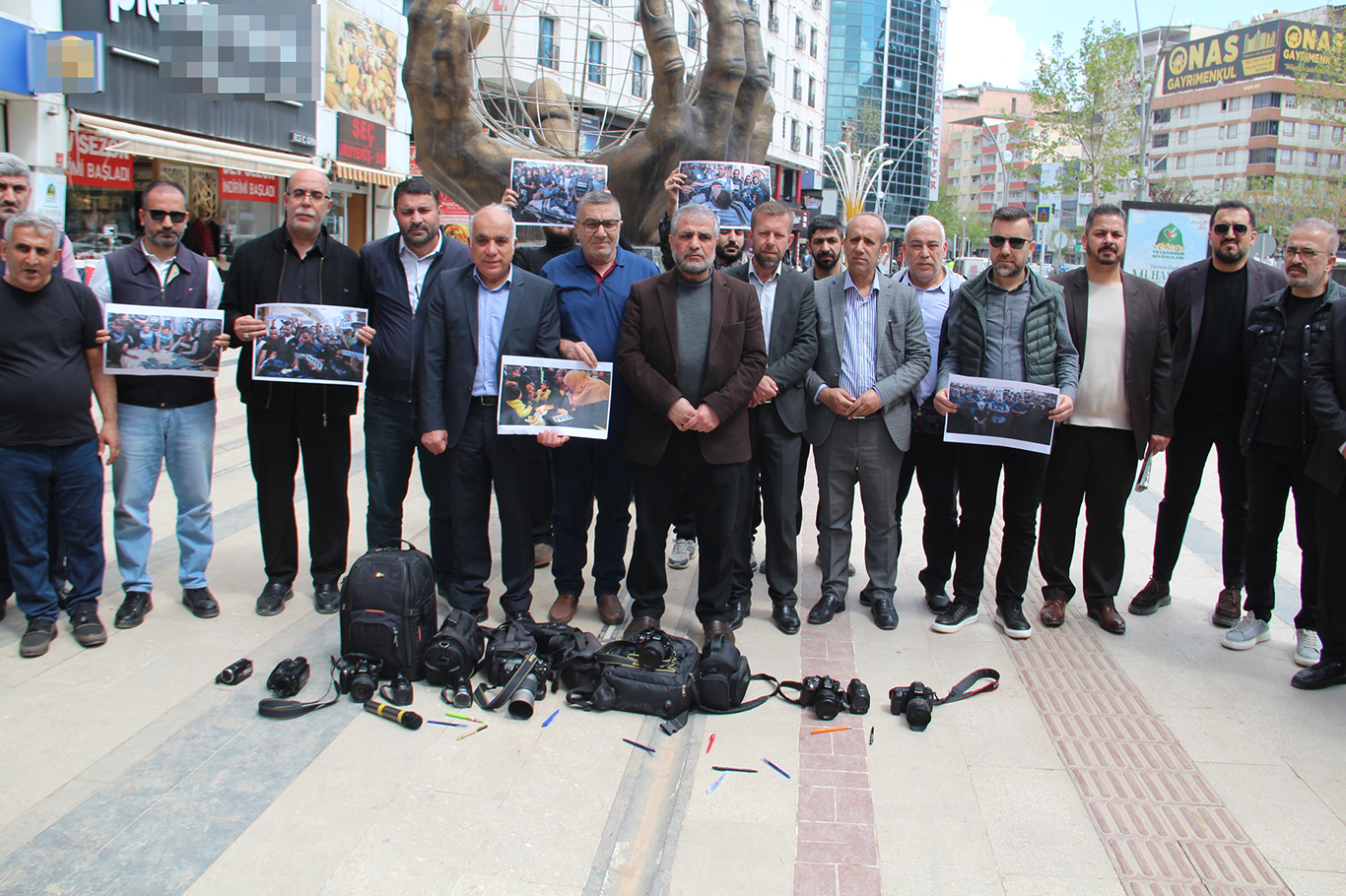 Gazeteciler, Gazze'de meslektaşlarının katledilmesini protesto ettiler
