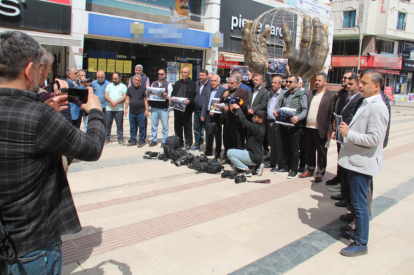 Gazeteciler, Gazze'de meslektaşlarının katledilmesini protesto ettiler