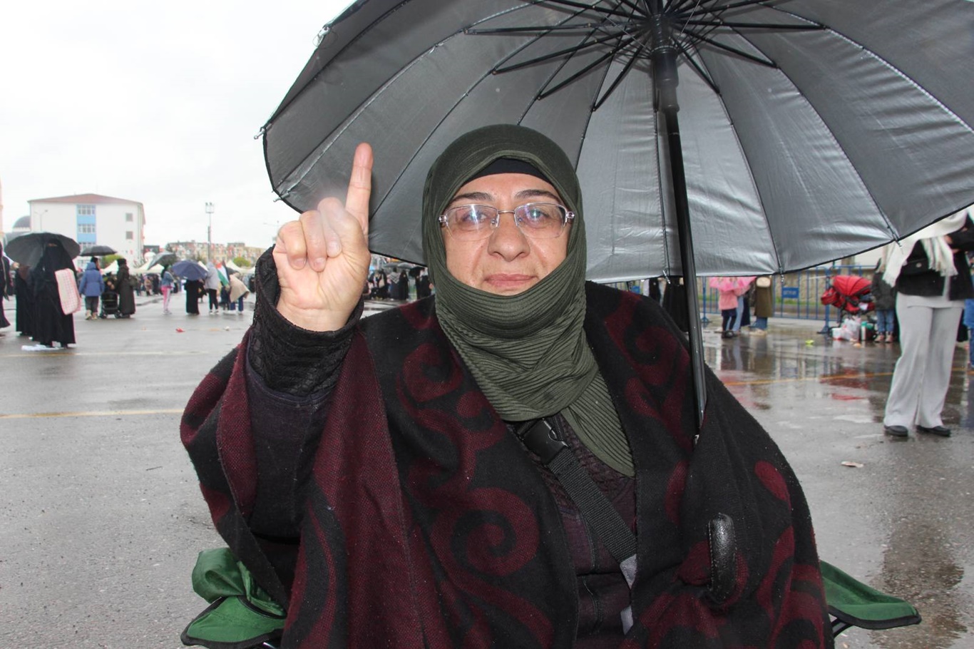 Peygamber sevgisi engel tanımadı: Binlerce kadın Mevlid alanına akın etti