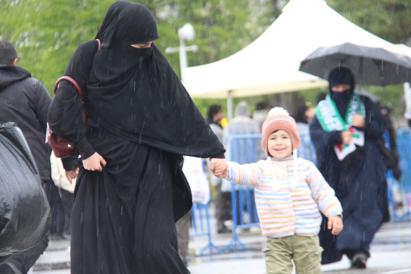 Peygamber sevgisi engel tanımadı: Binlerce kadın Mevlid alanına akın etti