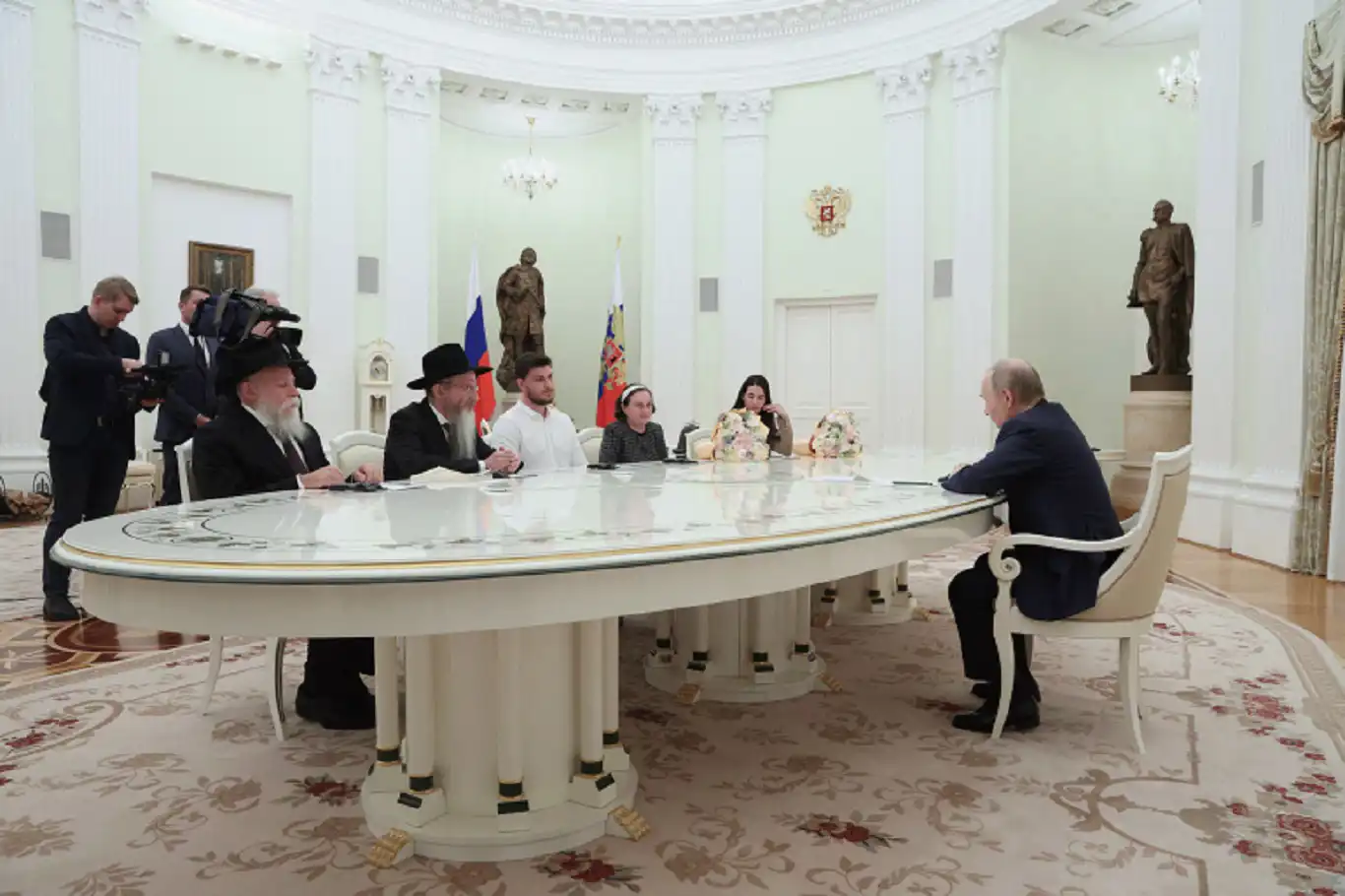 بوتين خلال استقباله أسيراً سابقاً في غزة: يجب أن نشكر حماس