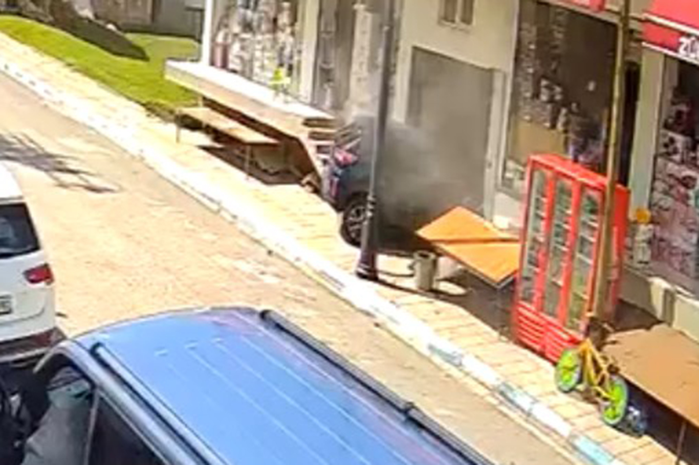Otomobil bina girişine çarptı, bir kişi saniyelerle kurtuldu