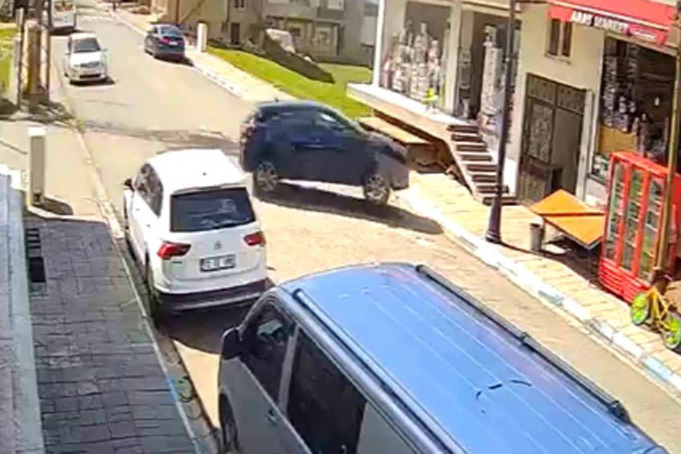 Otomobil bina girişine çarptı, bir kişi saniyelerle kurtuldu
