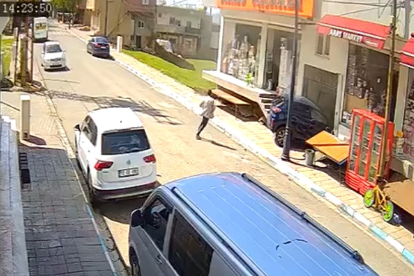 Otomobil bina girişine çarptı, bir kişi saniyelerle kurtuldu