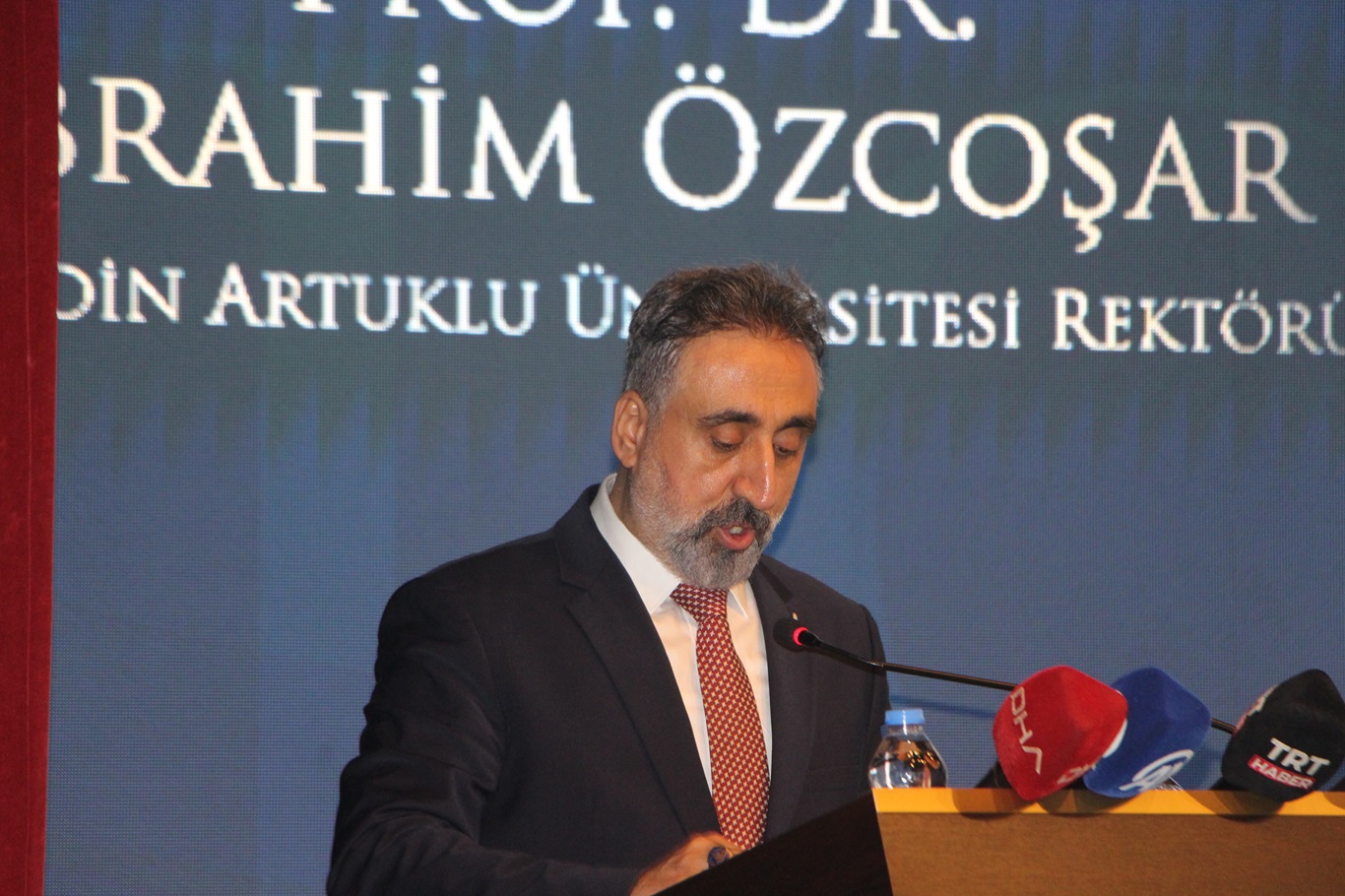 Mardin Artuklu Üniversitesi Rektörü İbrahim Özcoşar