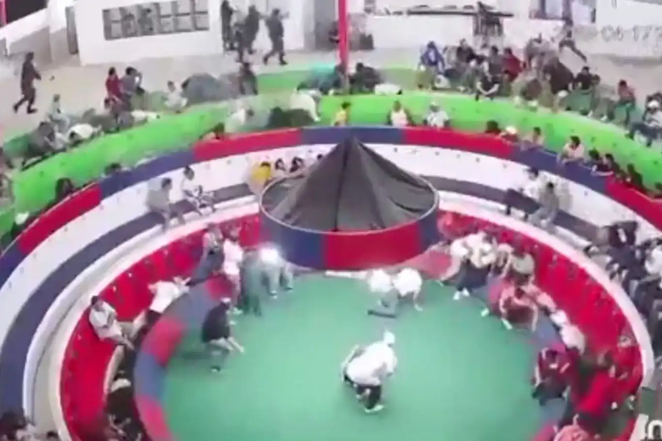 Horoz dövüşü alanına silahlı saldırı: 12 ölü Horoz dövüşü alanına silahlı saldırı: 12 ölü