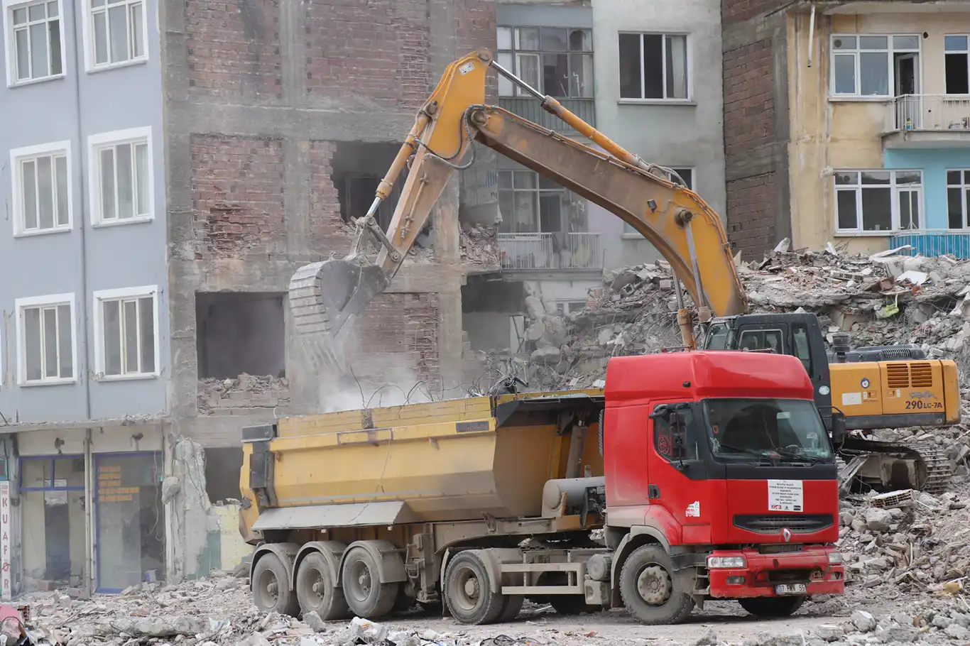 Depremin vurduğu Malatya'da kontrollü yıkımların yüzde 97'si tamamlandı Depremin vurduğu Malatya'da kontrollü yıkımların yüzde 97'si tamamlandı