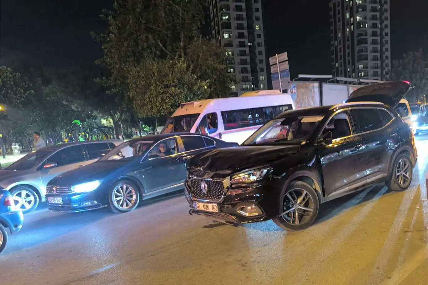 Adana'da araca silahlı saldırı: Bir yaralı Adana'da araca silahlı saldırı: Bir yaralı