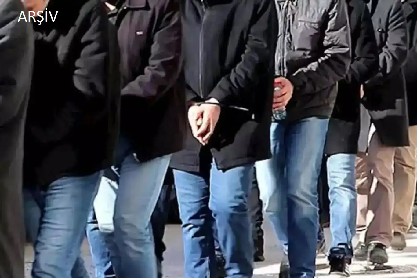 Kundaklama ve kurşunlama suçlarından aranan 10 kişi yakalandı Kundaklama ve kurşunlama suçlarından aranan 10 kişi yakalandı