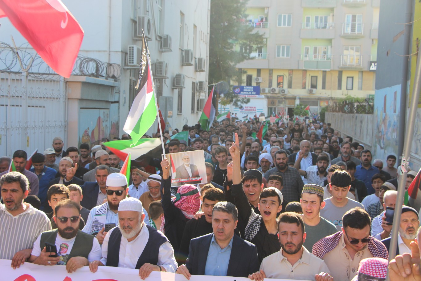 Kızıltepe halkı işgal rejimini telin etmek için meydanlara indi 