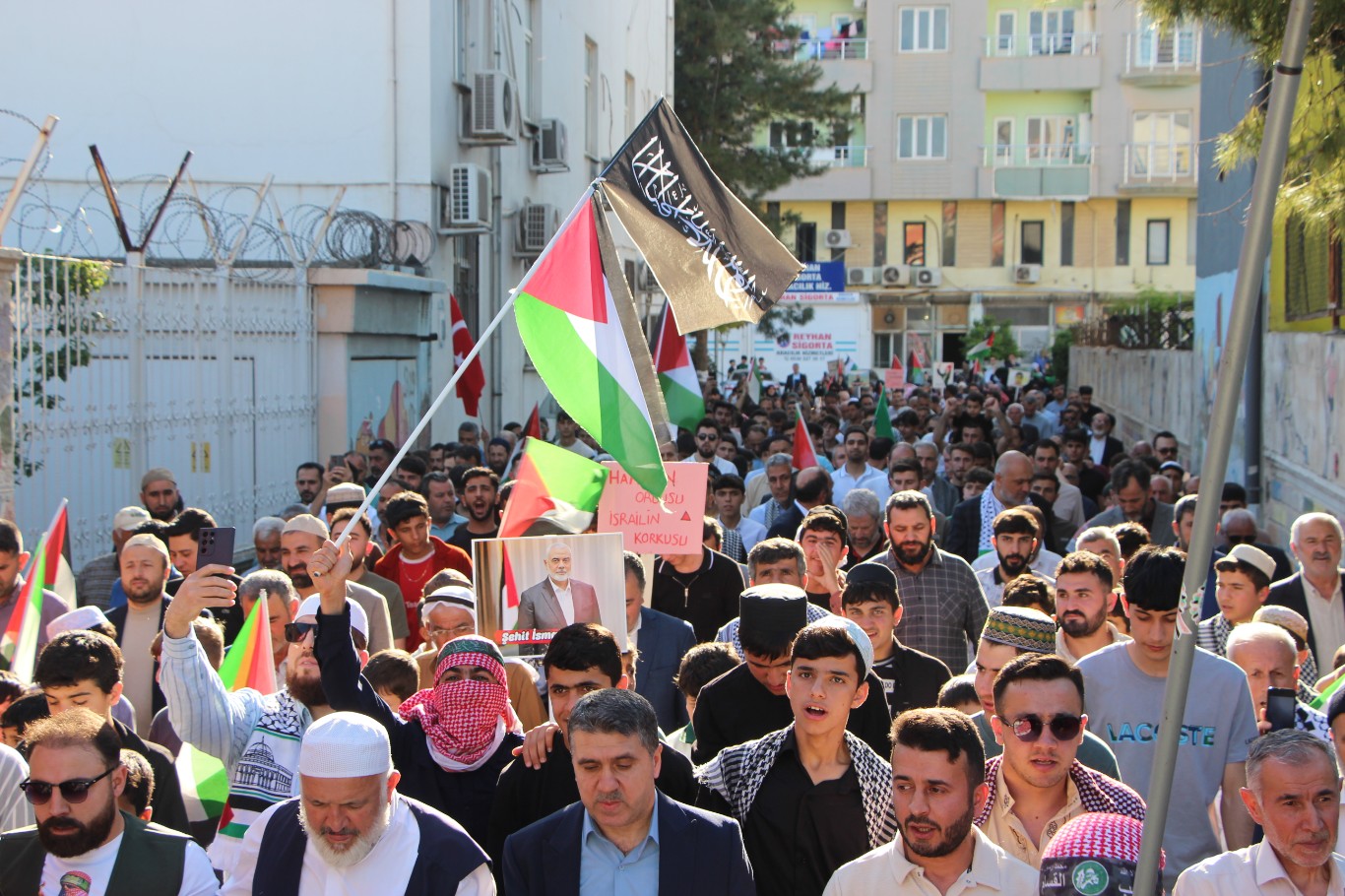Kızıltepe halkı işgal rejimini telin etmek için meydanlara indi 