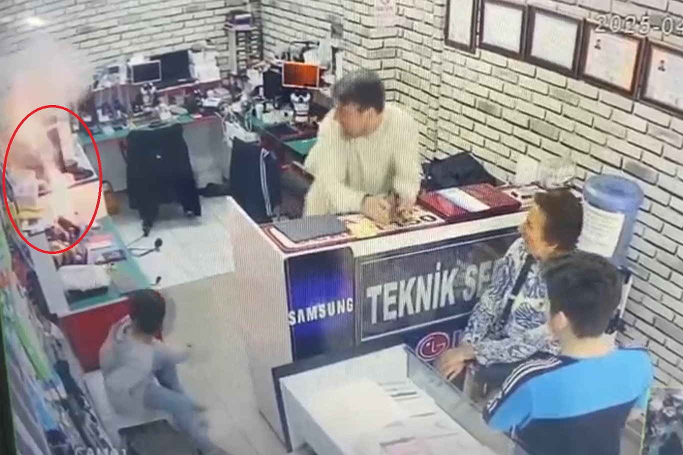 Telefon tamircisinden uyarı: Şişmiş bataryalara dikkat edin!