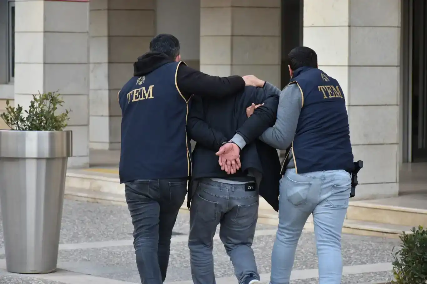 İzmir merkezli FETÖ operasyonunda 31 kişi gözaltına alındı İzmir merkezli FETÖ operasyonunda 31 kişi gözaltına alındı