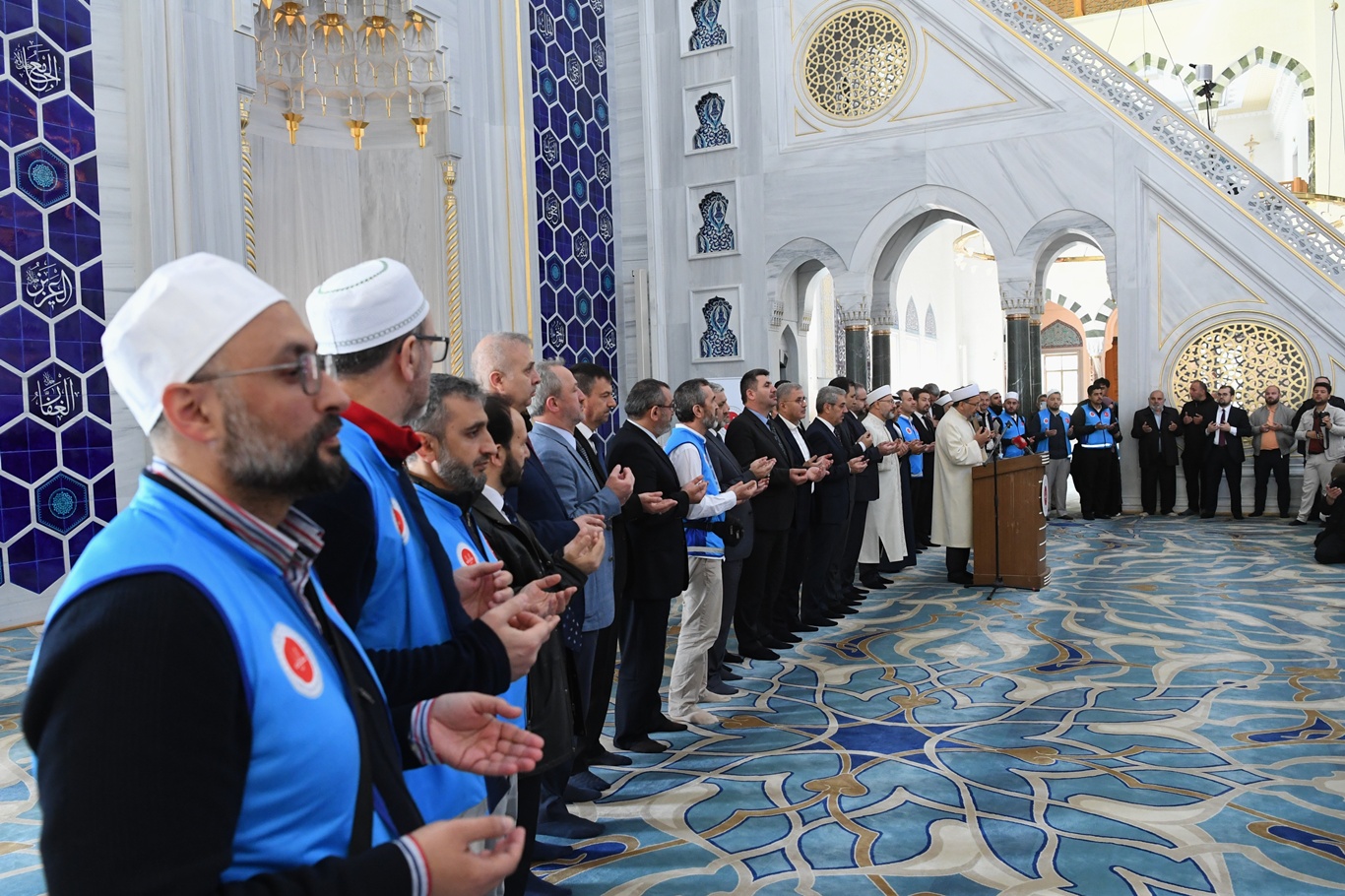İstanbul'dan İlk hac kafilesi dualarla uğurlandı