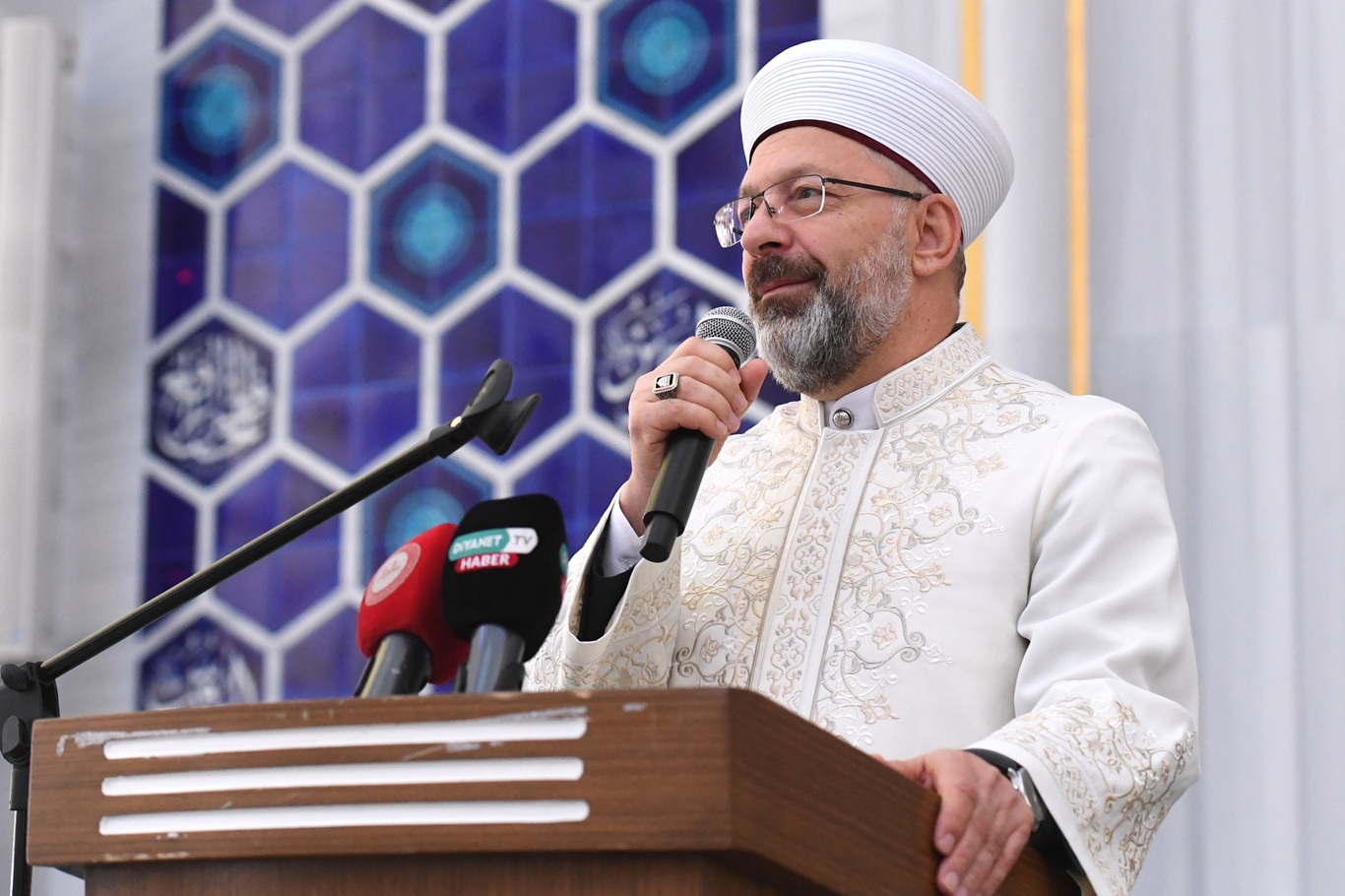 İstanbul'dan ilk hac kafilesi dualarla uğurlandı