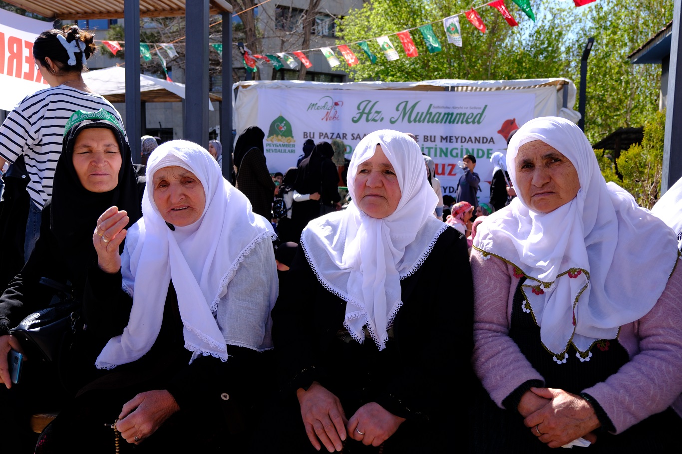 Van’da Mevlid-i Nebi etkinliğe katılan yaşlılar gözyaşlarına hakim olamadı