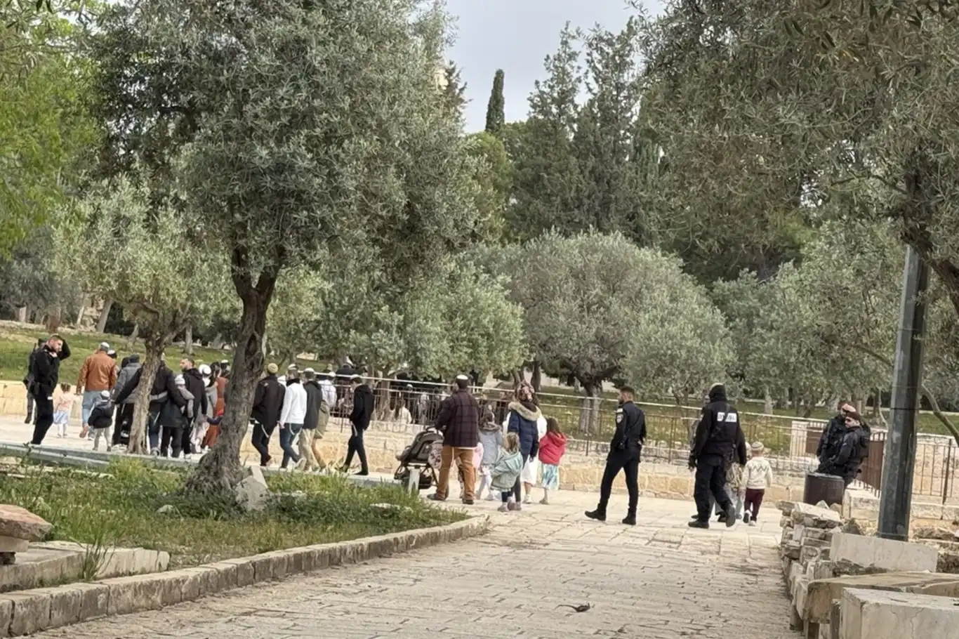 İşgalci yerleşimciler Aksa'ya baskın düzenledi İşgalci yerleşimciler Aksa'ya baskın düzenledi