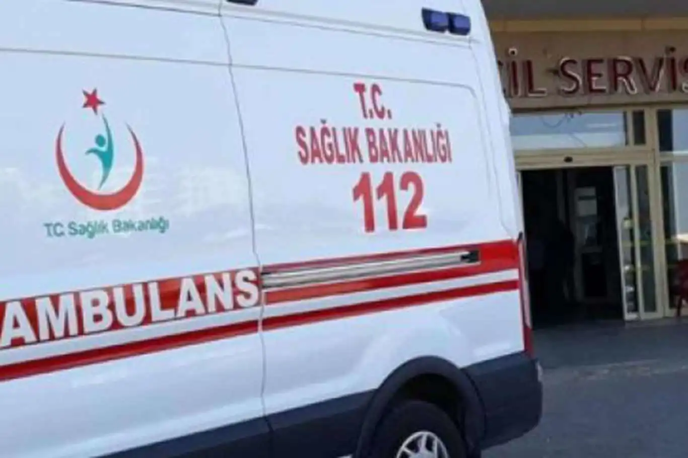 Başıboş köpeğe çarpmamak için manevra yapan araç kaza yaptı: 3 yaralı Başıboş köpeğe çarpmamak için manevra yapan araç kaza yaptı: 3 yaralı
