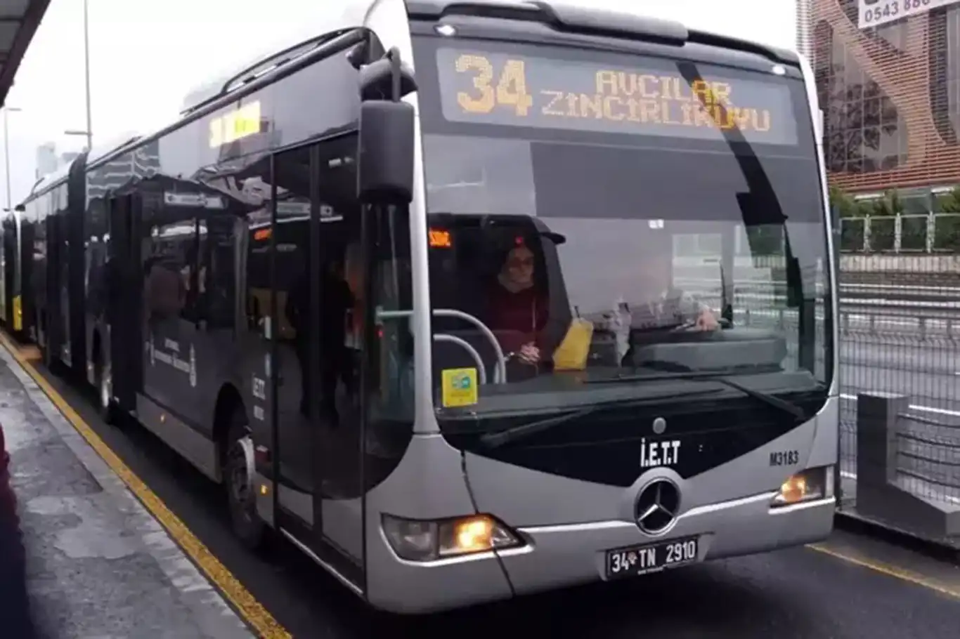 İstanbul'da bazı metro ve metrobüs durakları kapatıldı