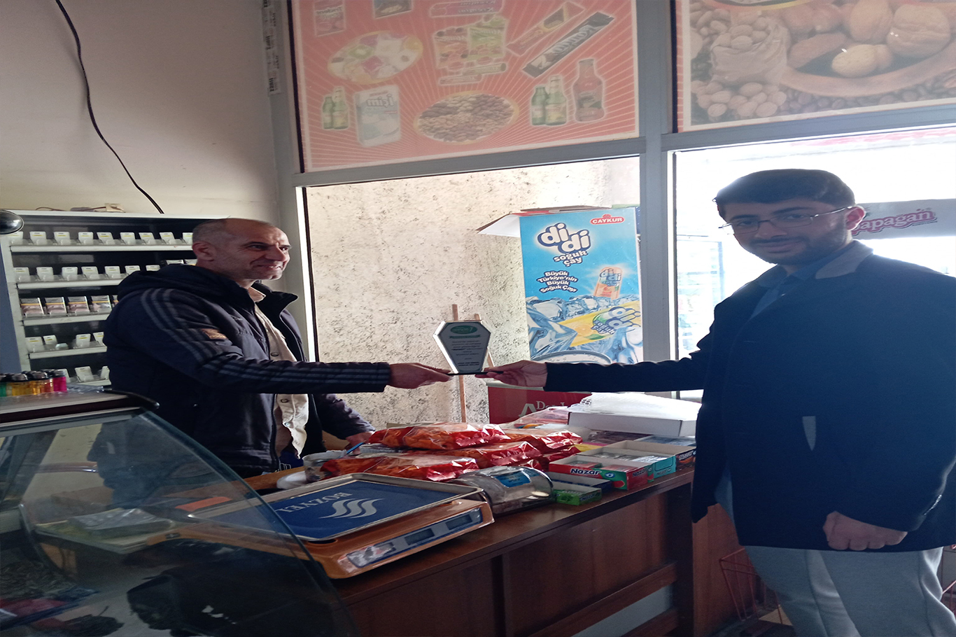 HÜDA PAR Bingöl Gençlik Kolları'ndan boykot yapan esnaflara plaket HÜDA PAR Bingöl Gençlik Kolları'ndan boykot yapan esnaflara plaket