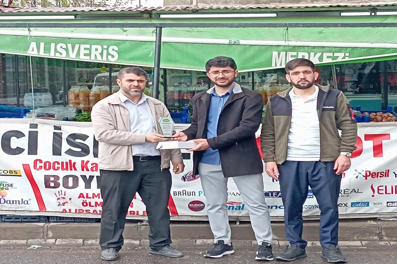 HÜDA PAR Bingöl Gençlik Kolları'ndan boykot yapan esnaflara plaket HÜDA PAR Bingöl Gençlik Kolları'ndan boykot yapan esnaflara plaket