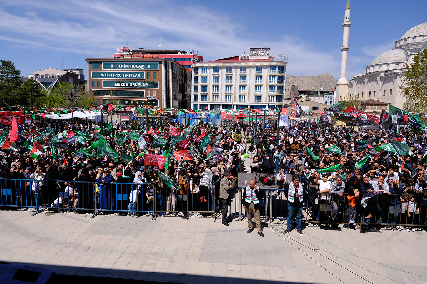 Van’da Mevlid-i Nebi’ye katılan gençler ve çocuklardan ortak mesaj: Gazze’deki zulüm bitsin artık