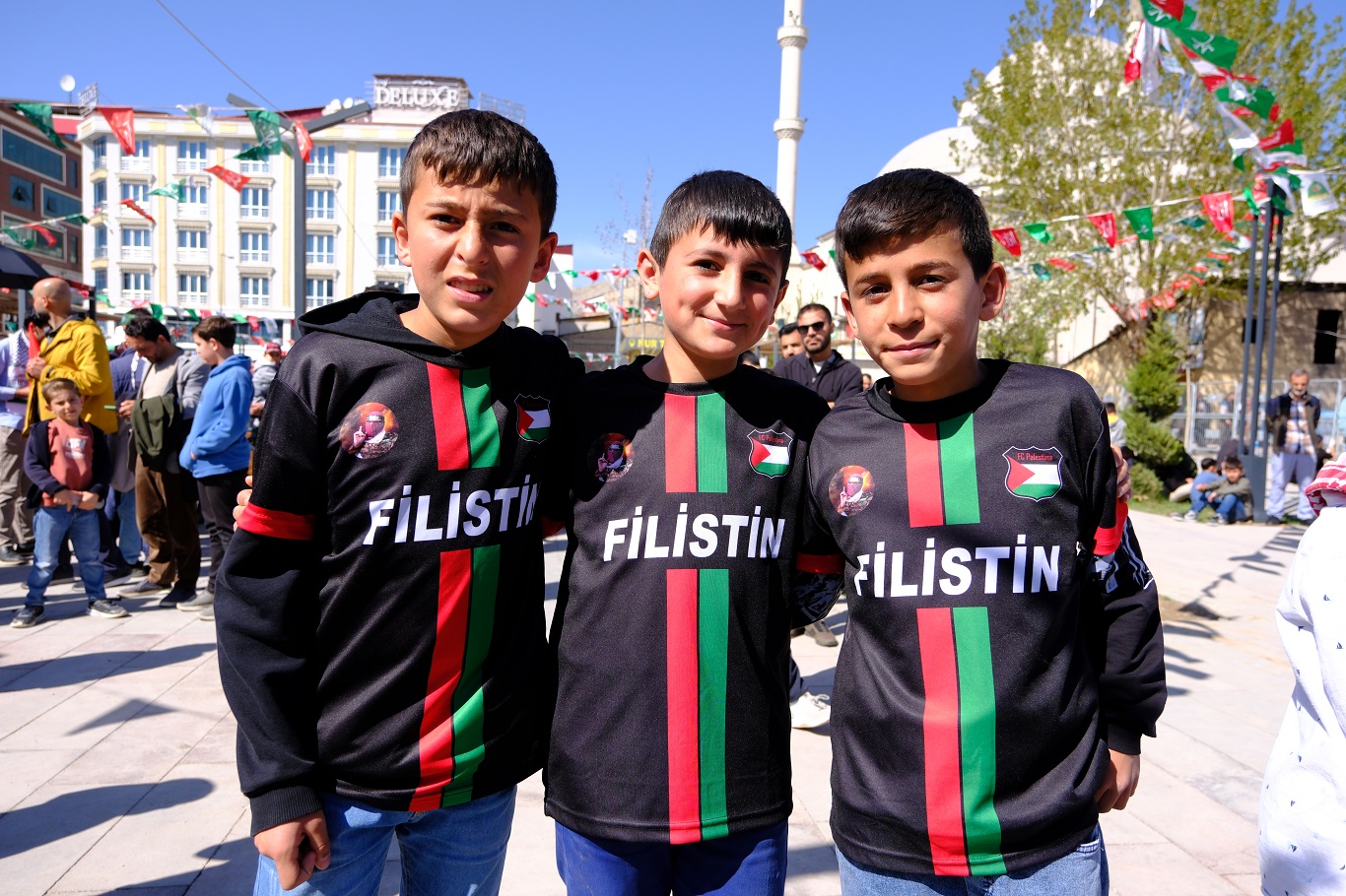 Van’da Mevlid-i Nebi’ye katılan gençler ve çocuklardan ortak mesaj: Gazze’deki zulüm bitsin artık