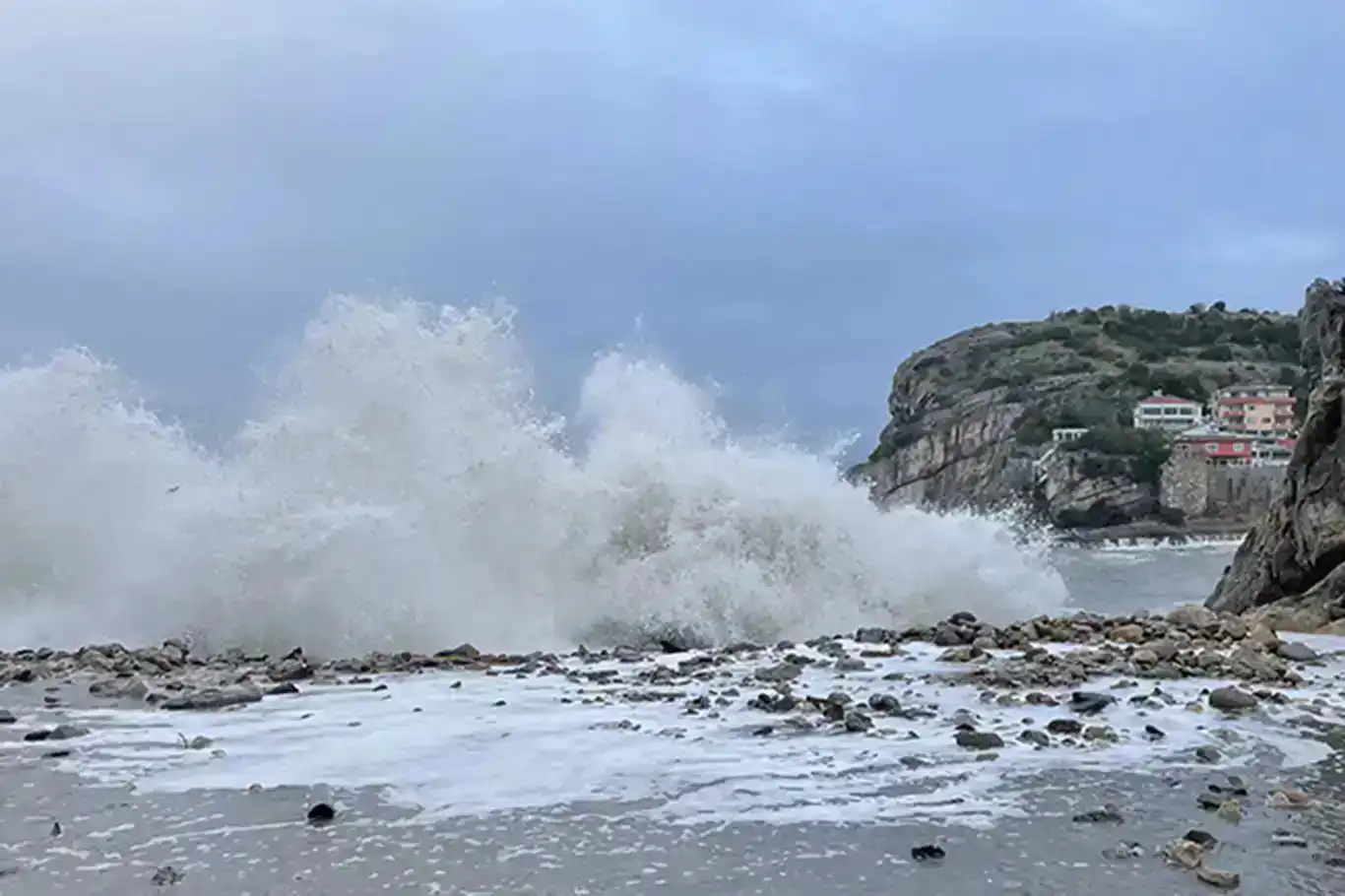 Doğu Karadeniz'de fırtına uyarısı Doğu Karadeniz'de fırtına uyarısı