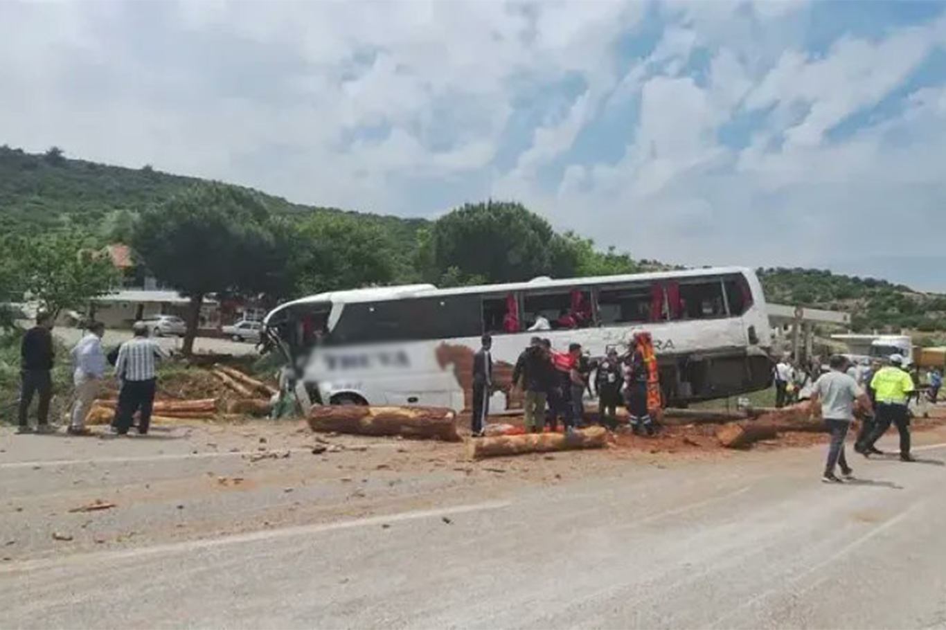 Çanakkale'de zincirleme kaza: 8 ölü çok sayıda yaralı var Çanakkale'de zincirleme kaza: 8 ölü çok sayıda yaralı var