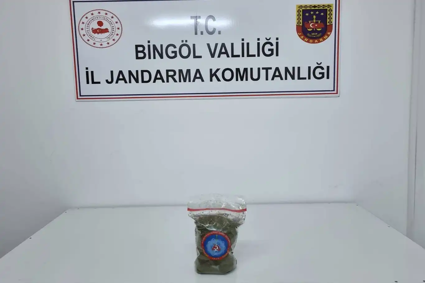 Bingöl’de uyuşturucu operasyonu: 444 gram toz esrar ele geçirildi Bingöl’de uyuşturucu operasyonu: 444 gram toz esrar ele geçirildi