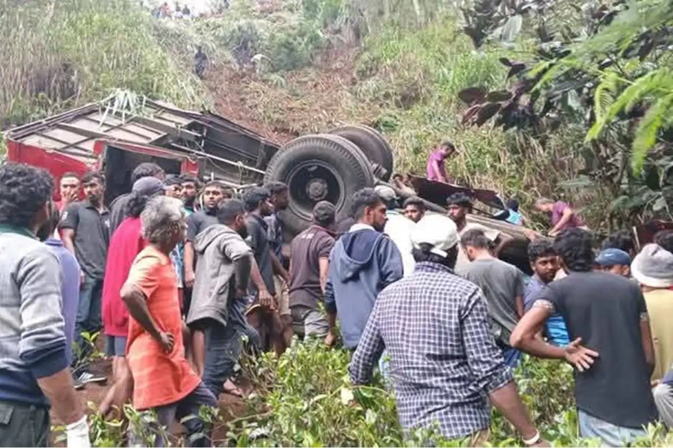 Sri Lanka'da yolcu otobüsü uçurumdan yuvarlandı: 21 ölü 14 yaralı Sri Lanka'da yolcu otobüsü uçurumdan yuvarlandı: 21 ölü 14 yaralı