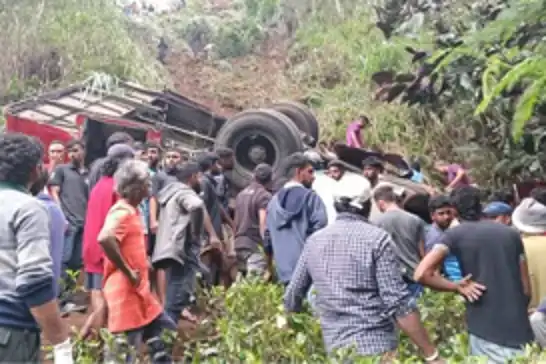 Sri Lanka'da yolcu otobüsü uçurumdan yuvarlandı: 21 ölü 14 yaralı