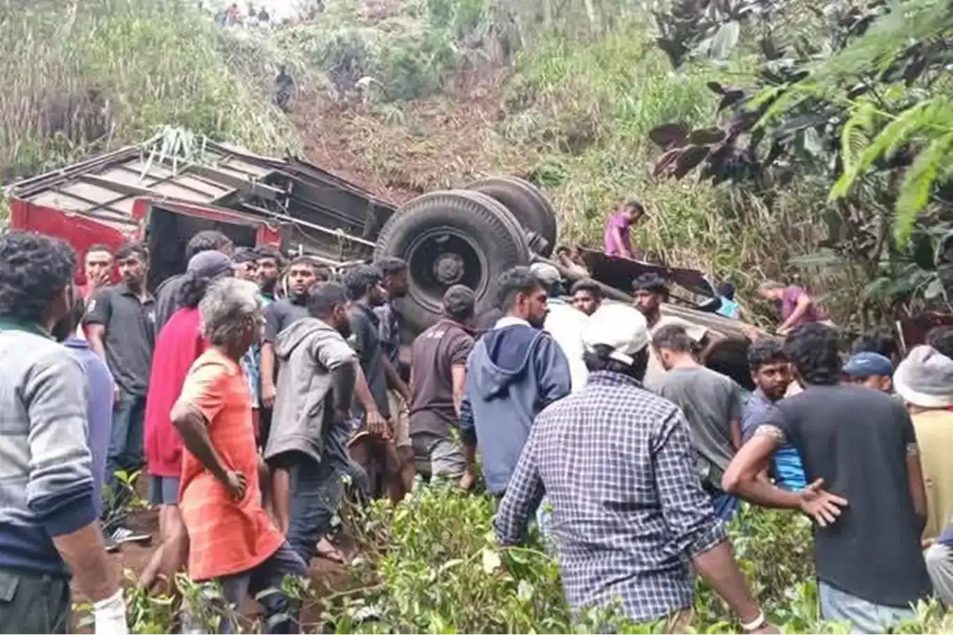 لە سریلانکا پاسێک لە بەرزاییەکان وەرگەڕا: ٢١ کوژراو و ١٤ بریندار