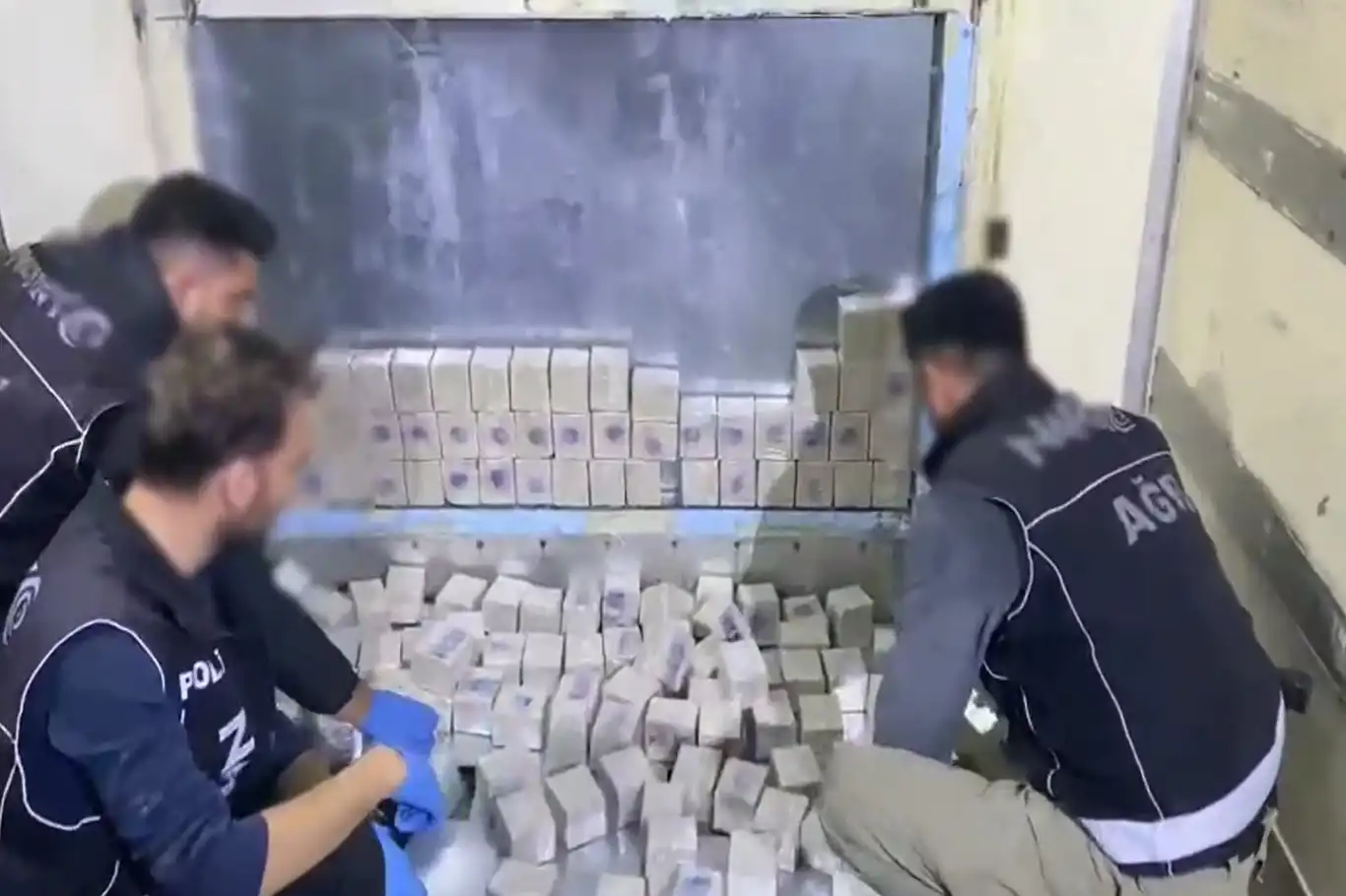 Ağrı'da 69 kilogram eroin ele geçirildi Ağrı'da 69 kilogram eroin ele geçirildi