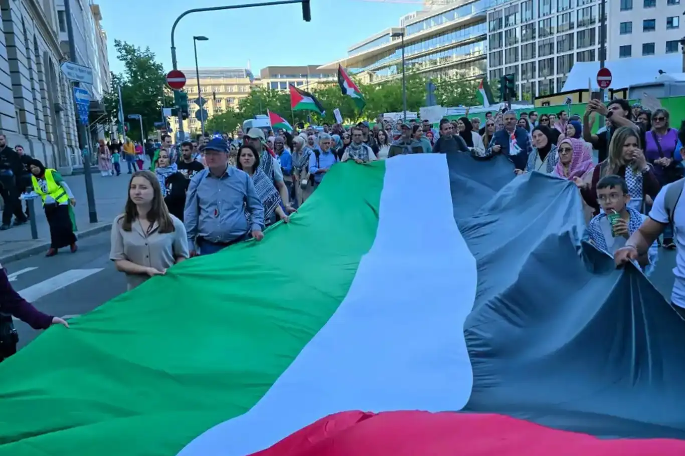 ألمانيا..مظاهرة حاشدة في فرانكفورت دعماً لغزة وللمطالبة بوقف الإبادة ألمانيا..مظاهرة حاشدة في فرانكفورت دعماً لغزة وللمطالبة بوقف الإبادة