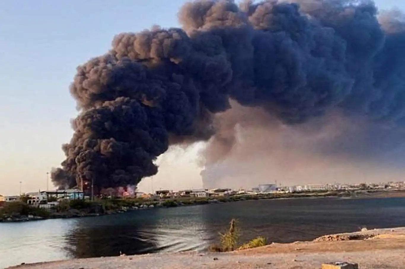 Port Sudan'da yangınlar söndürüldü, elektrik hizmeti normale döndü Port Sudan'da yangınlar söndürüldü, elektrik hizmeti normale döndü